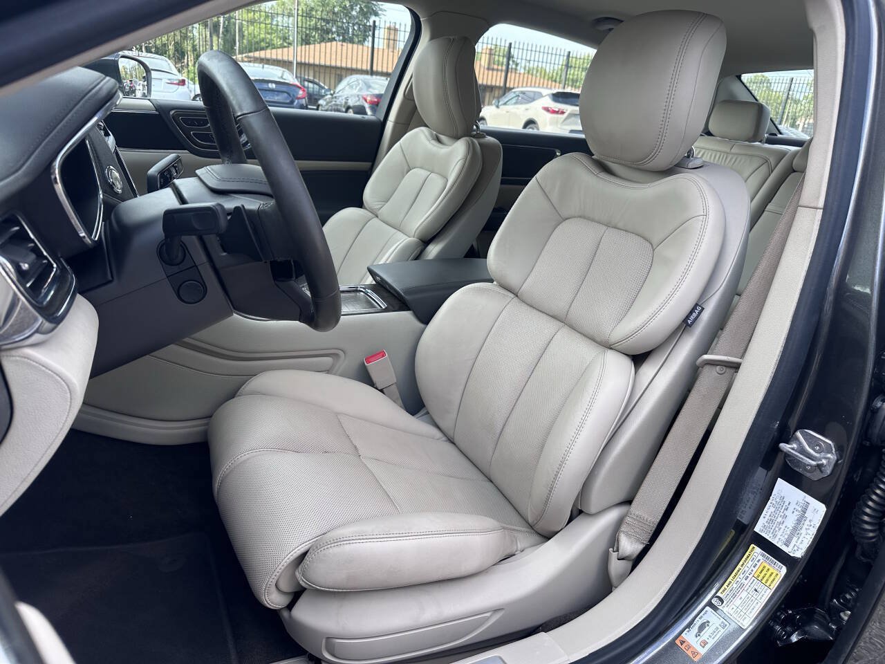 Used 2018 Lincoln Continental Select w/ Continental Climate Package FWD image 28