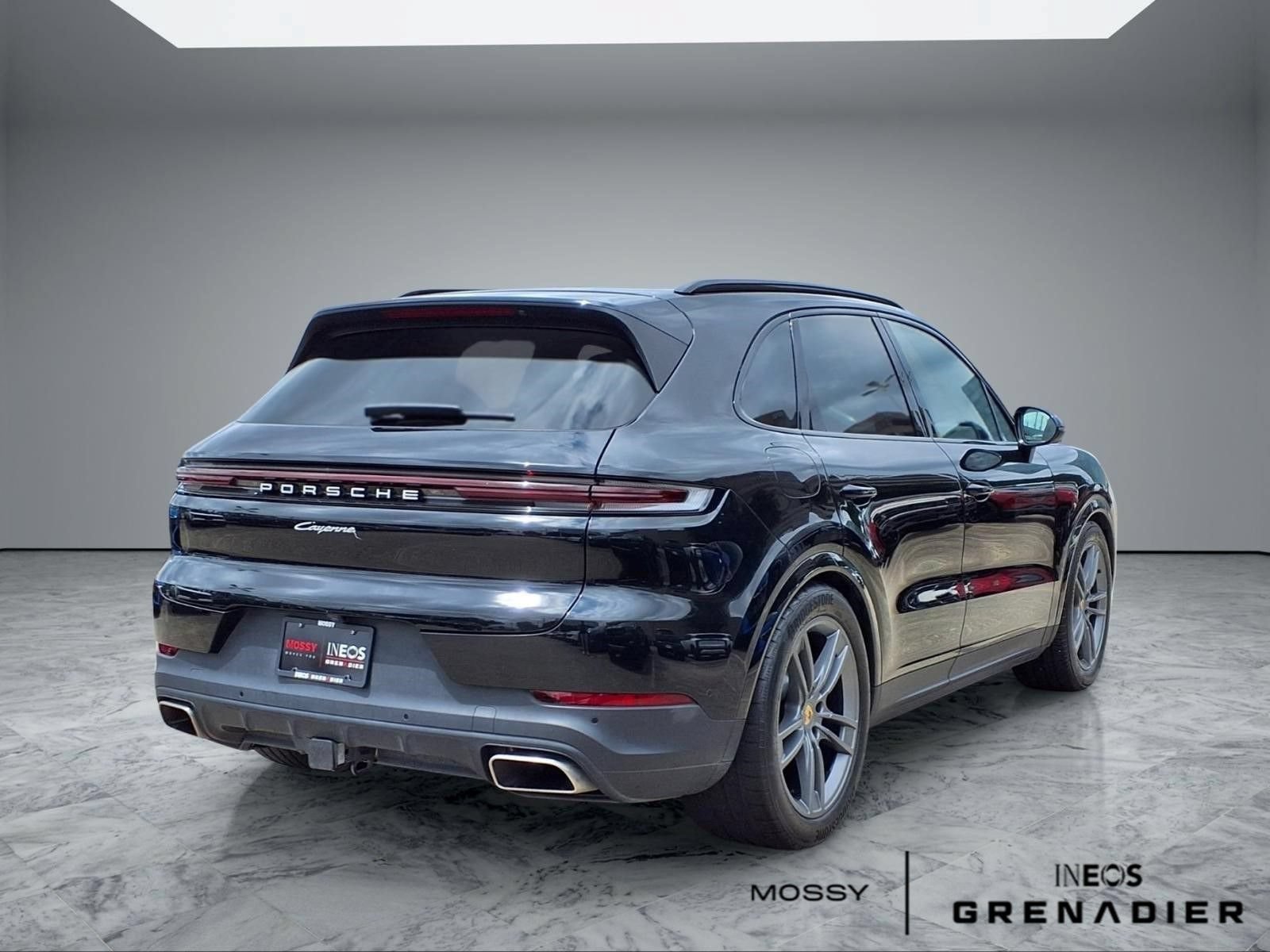Used 2024 Porsche Cayenne AWD/4WD image 7