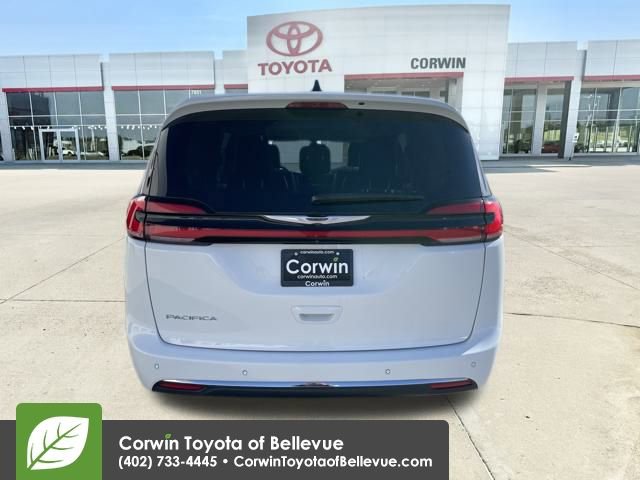 Used 2024 Chrysler Pacifica Touring-L image 4