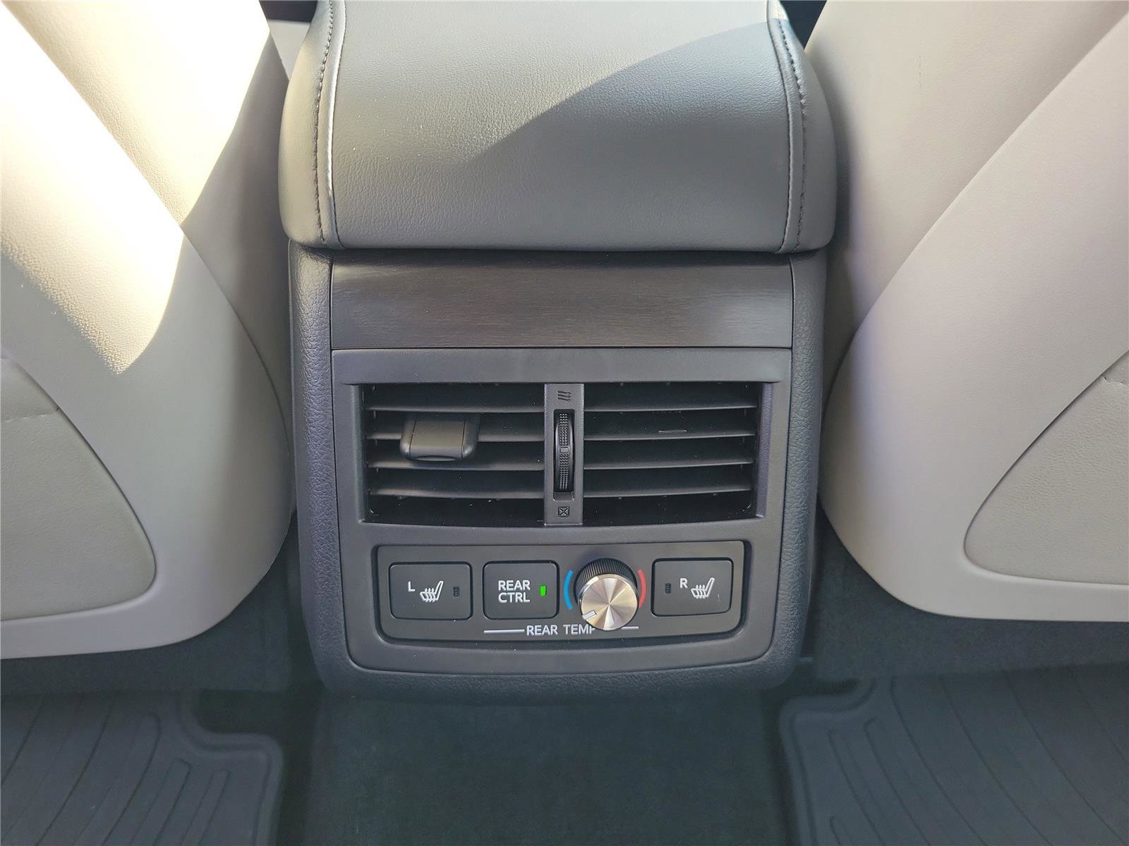 Used 2016 Toyota Avalon Limited w/ Toyota Safety Sense Package image 12
