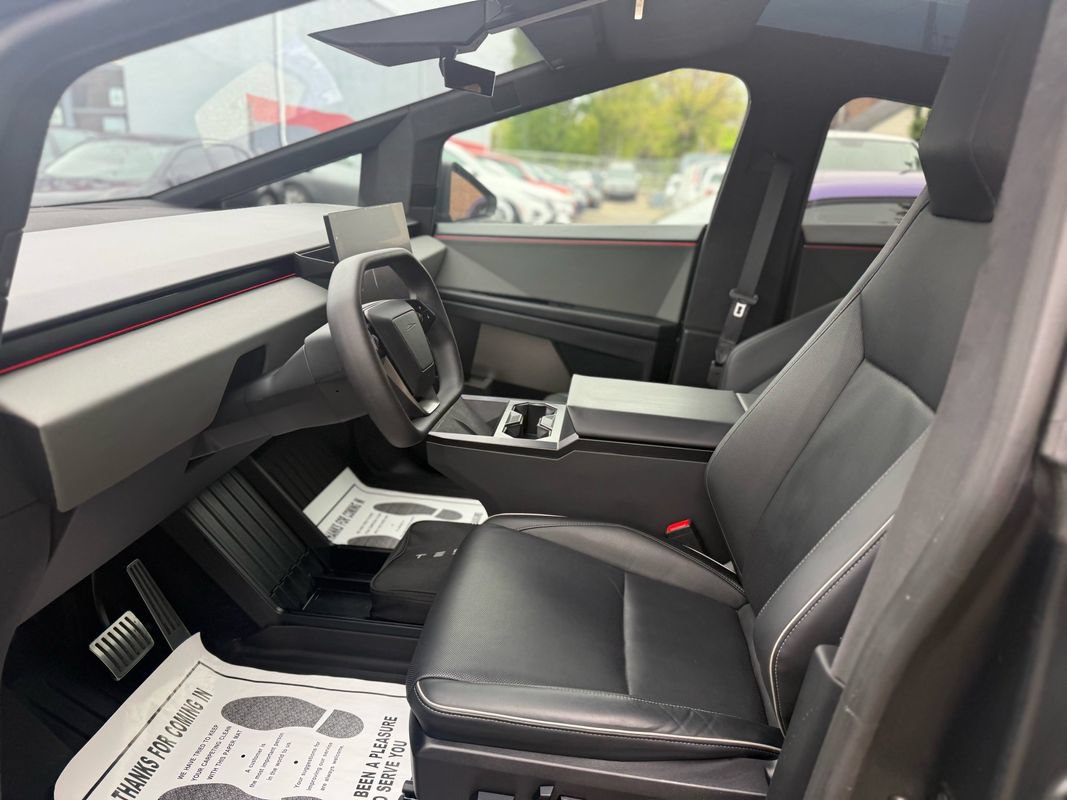 Used 2024 Tesla Cybertruck AWD Crew Cab image 25