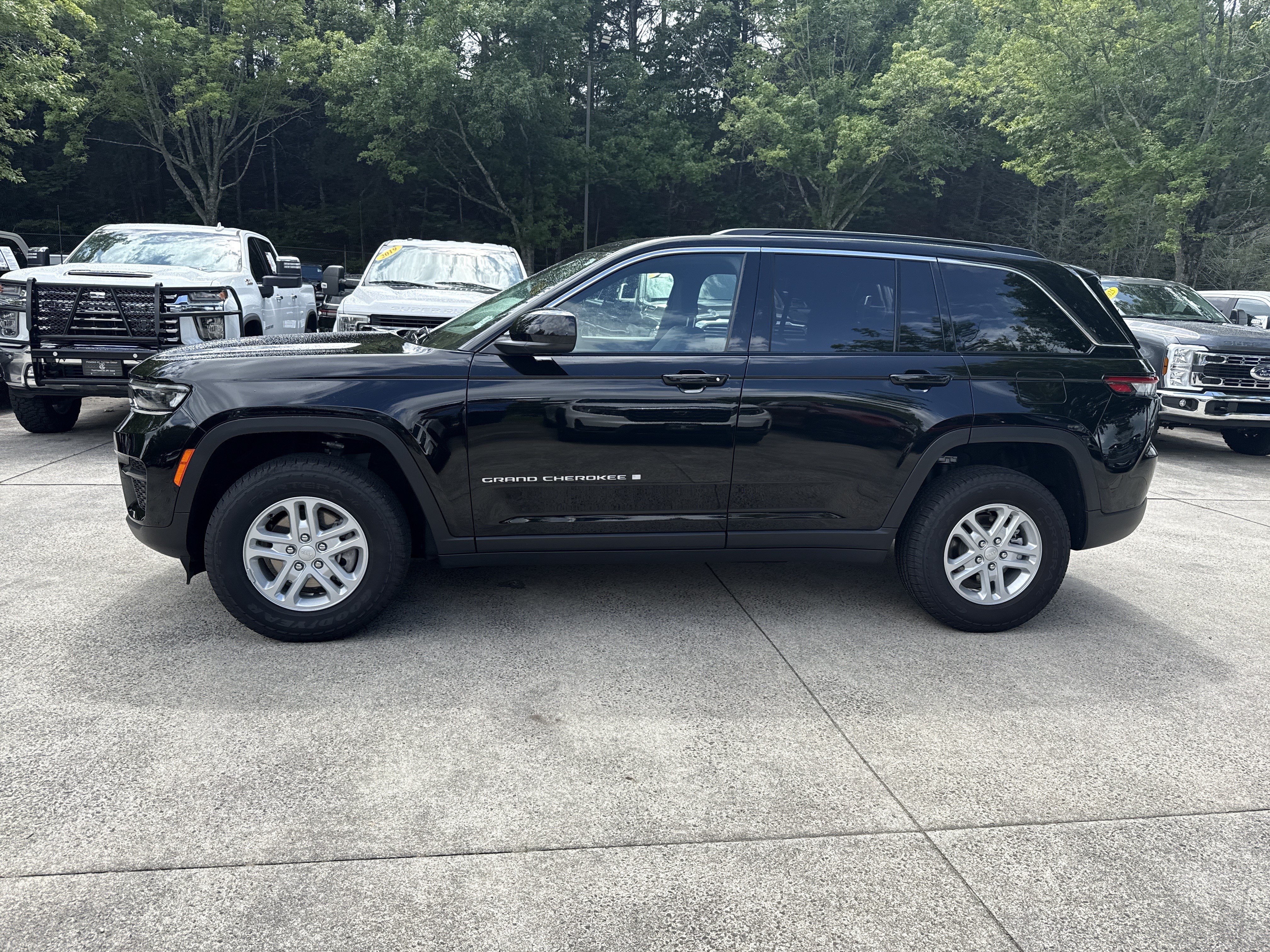 Used 2025 Jeep Grand Cherokee Laredo RWD image 4