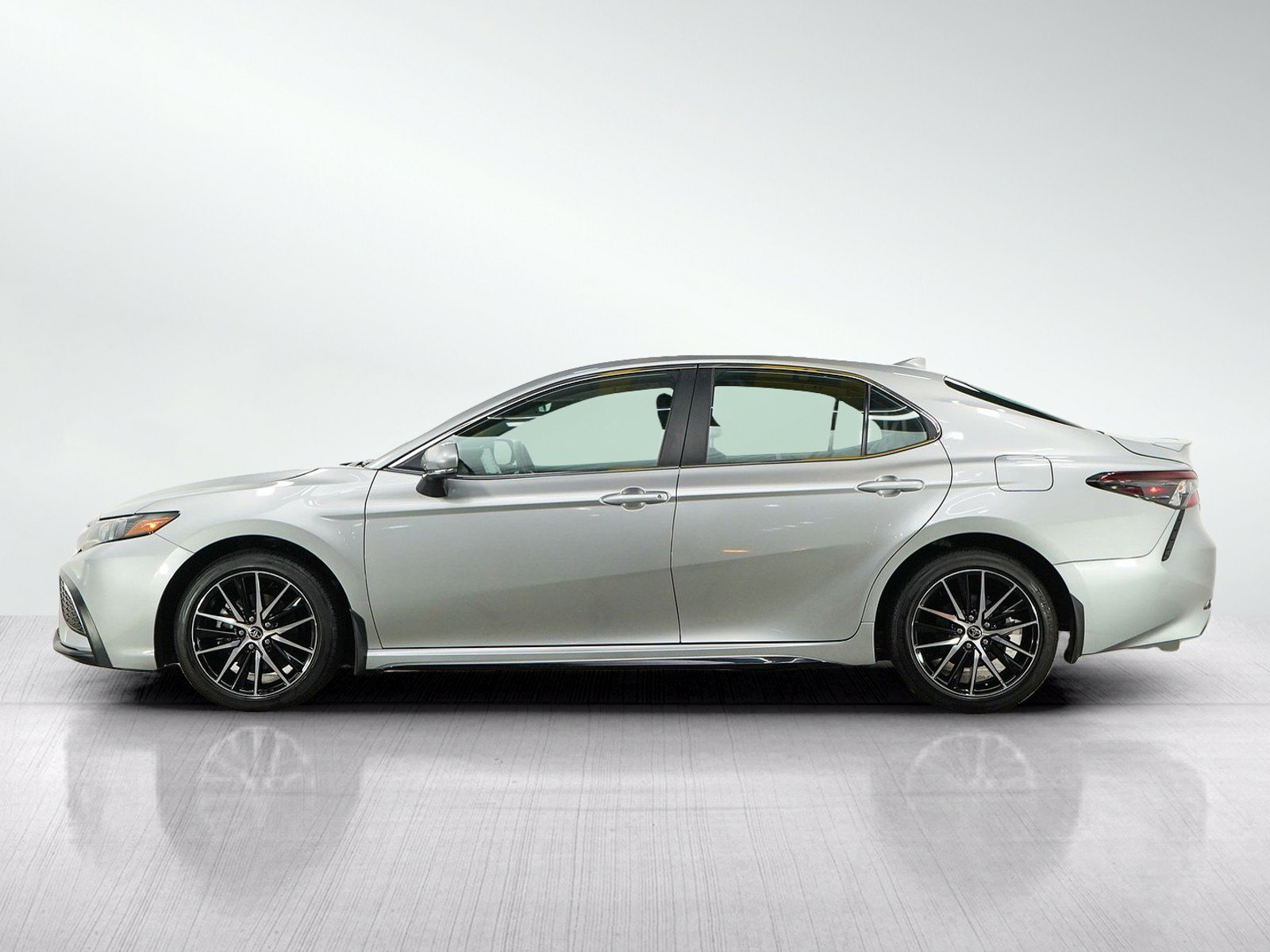 Used 2024 Toyota Camry SE FWD image 2