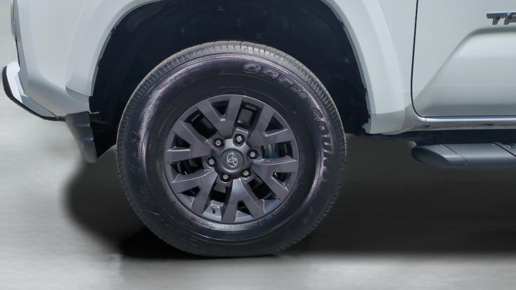 Used 2022 Toyota Tacoma SR5 w/ Technology Package image 10