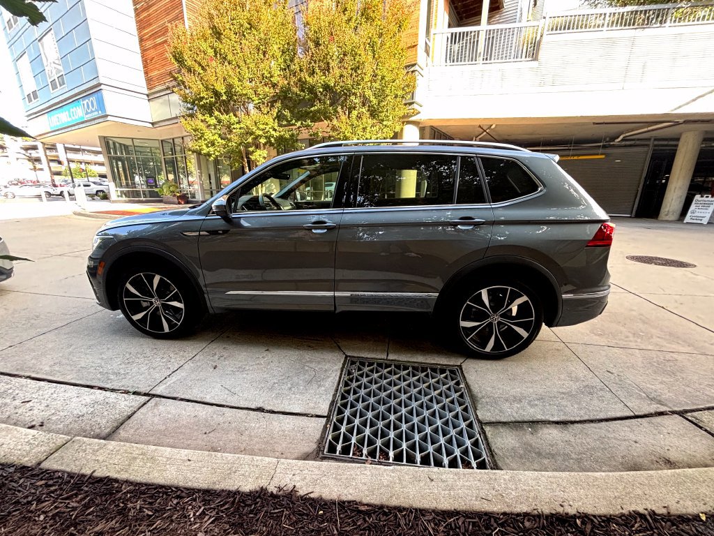 Used 2023 Volkswagen Tiguan SEL R-Line AWD/4WD image 3