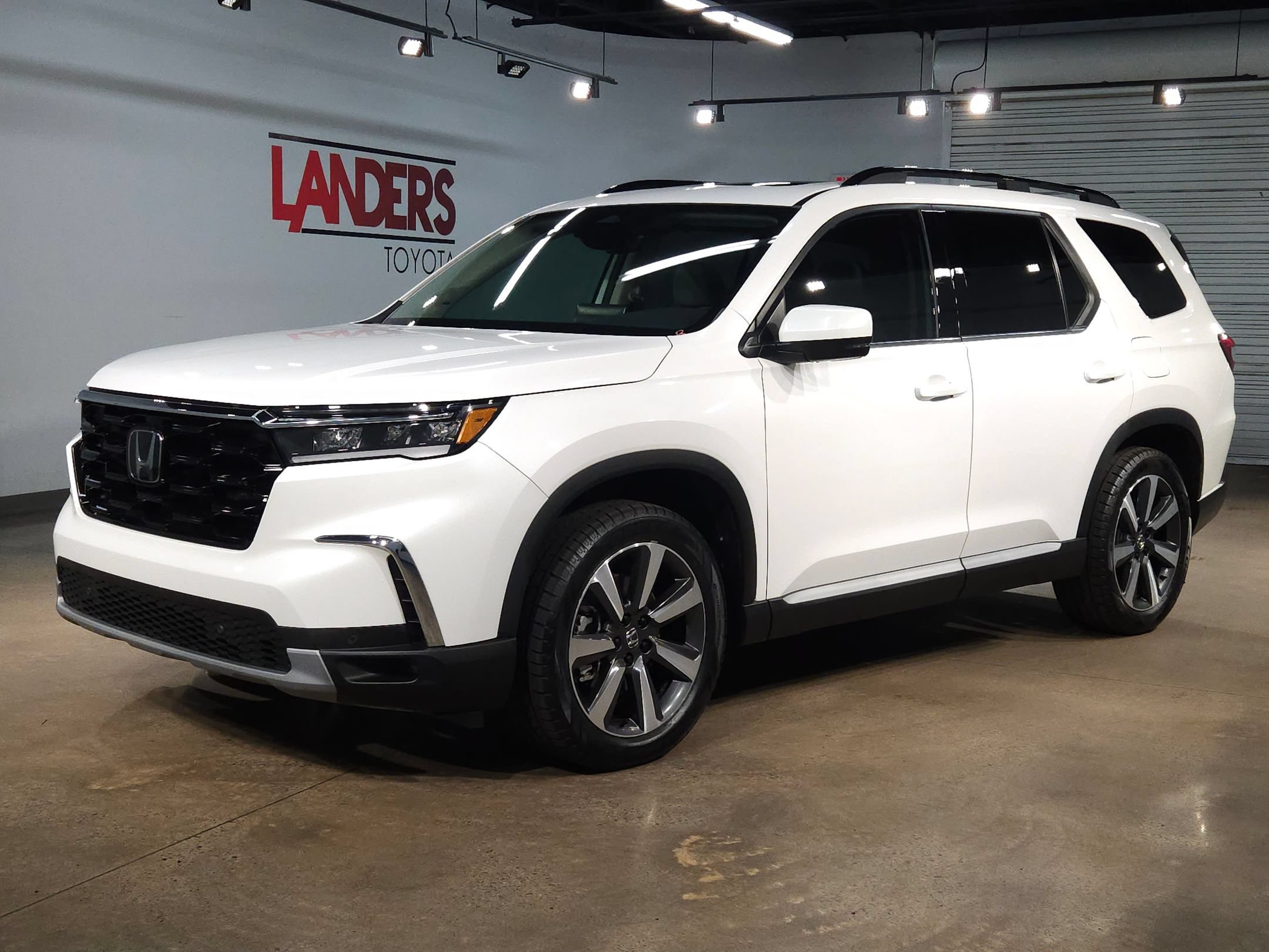 Used 2025 Honda Pilot Touring image 3