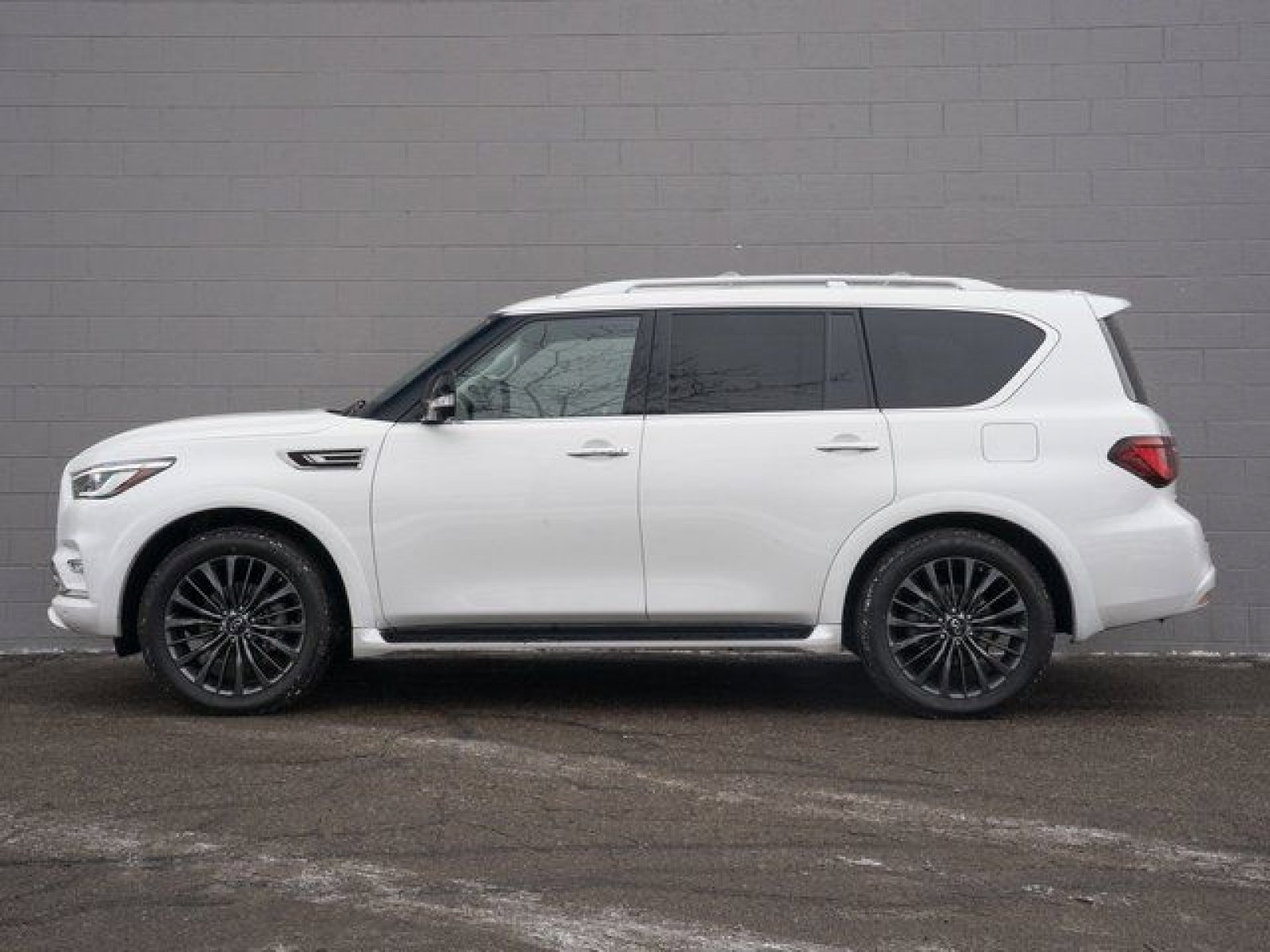 Used 2021 INFINITI QX80 Premium Select w/ All-Season Package image 2