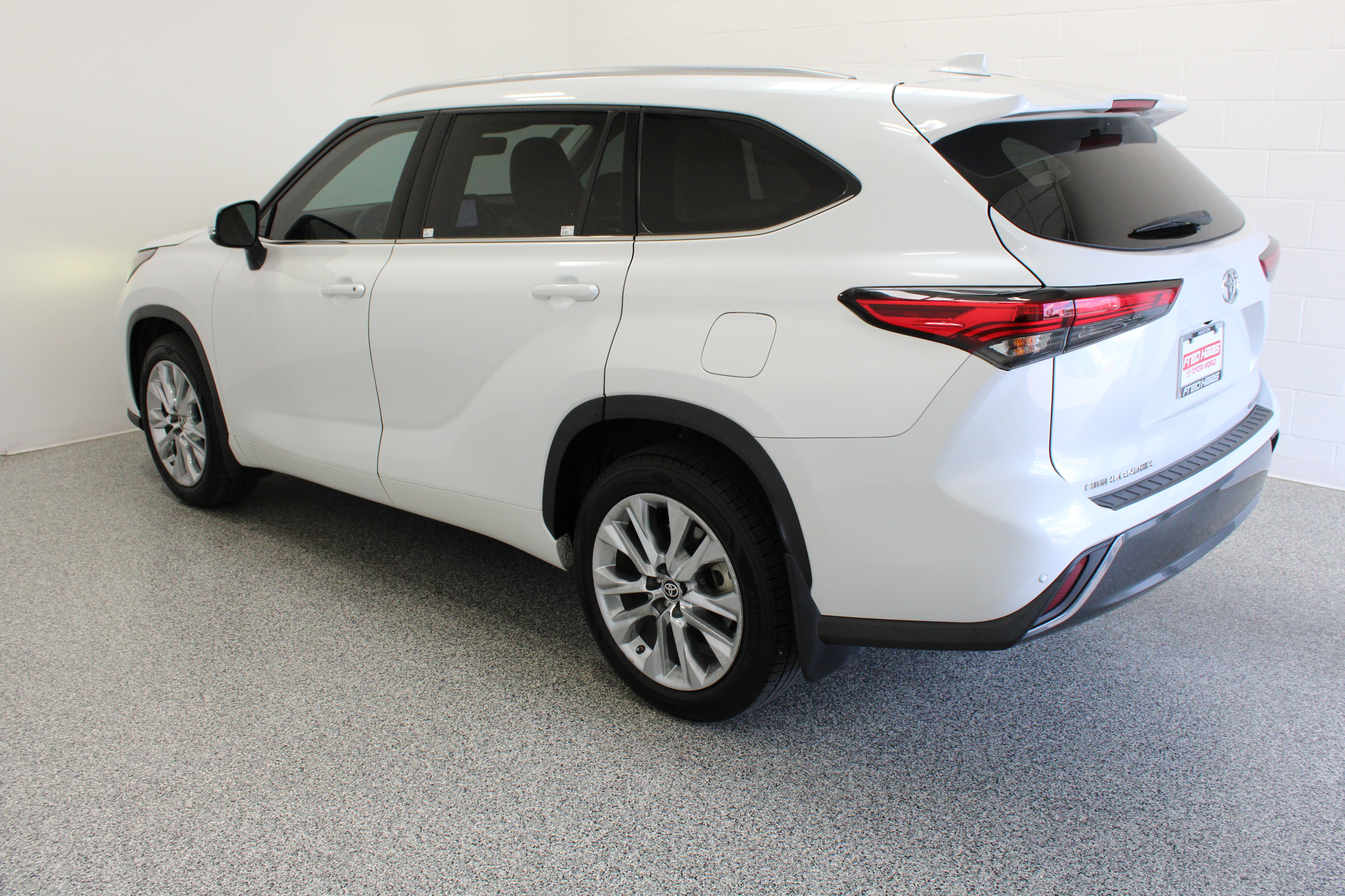 Used 2023 Toyota Highlander Limited FWD image 9