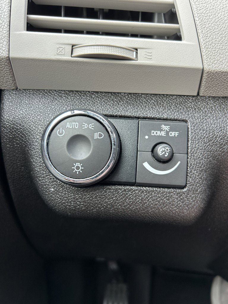 Used 2011 Chevrolet Traverse LTZ AWD/4WD image 28