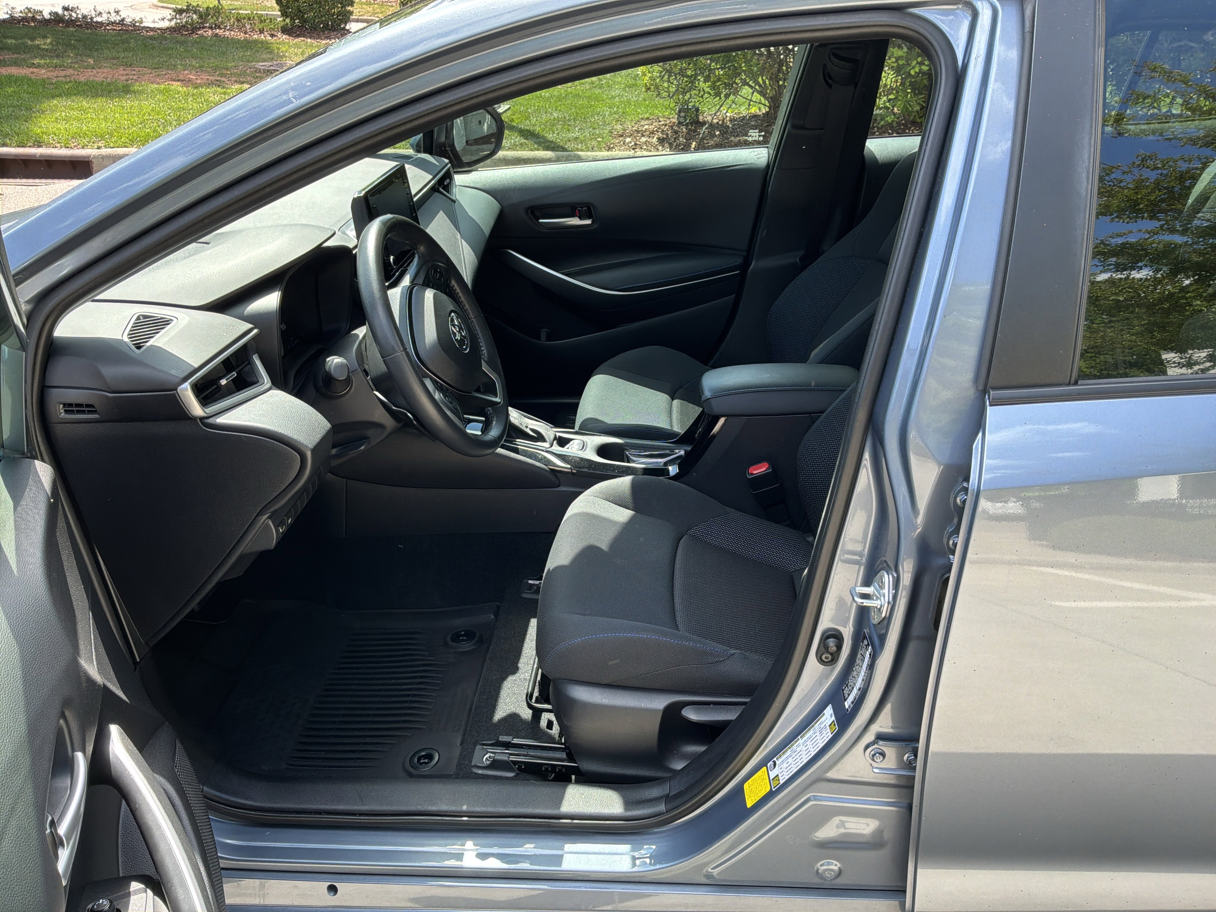 Used 2022 Toyota Corolla SE w/ SE Premium Package FWD image 16