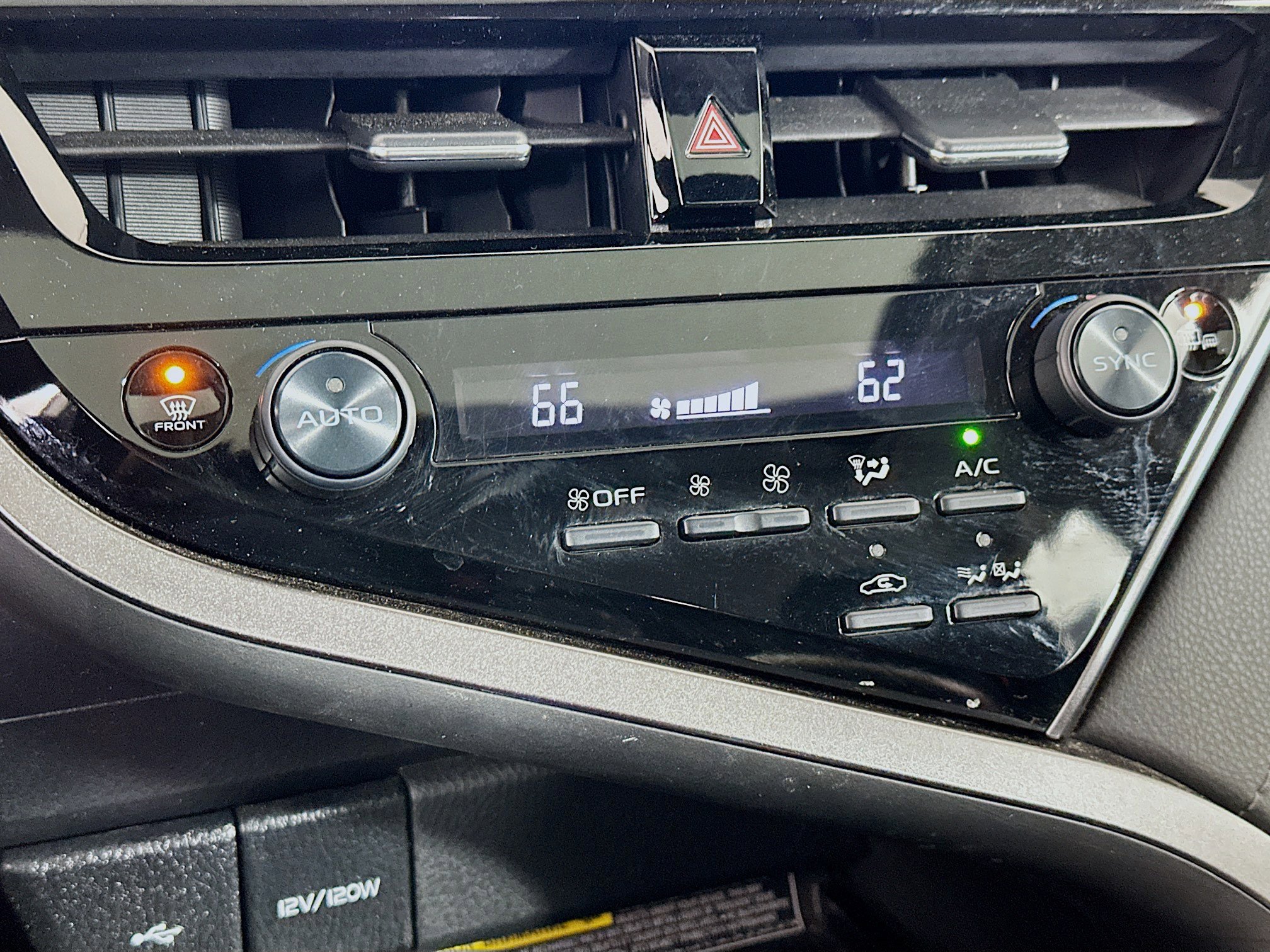 Used 2021 Toyota Camry XLE w/ Navigation Upgrade Package image 24