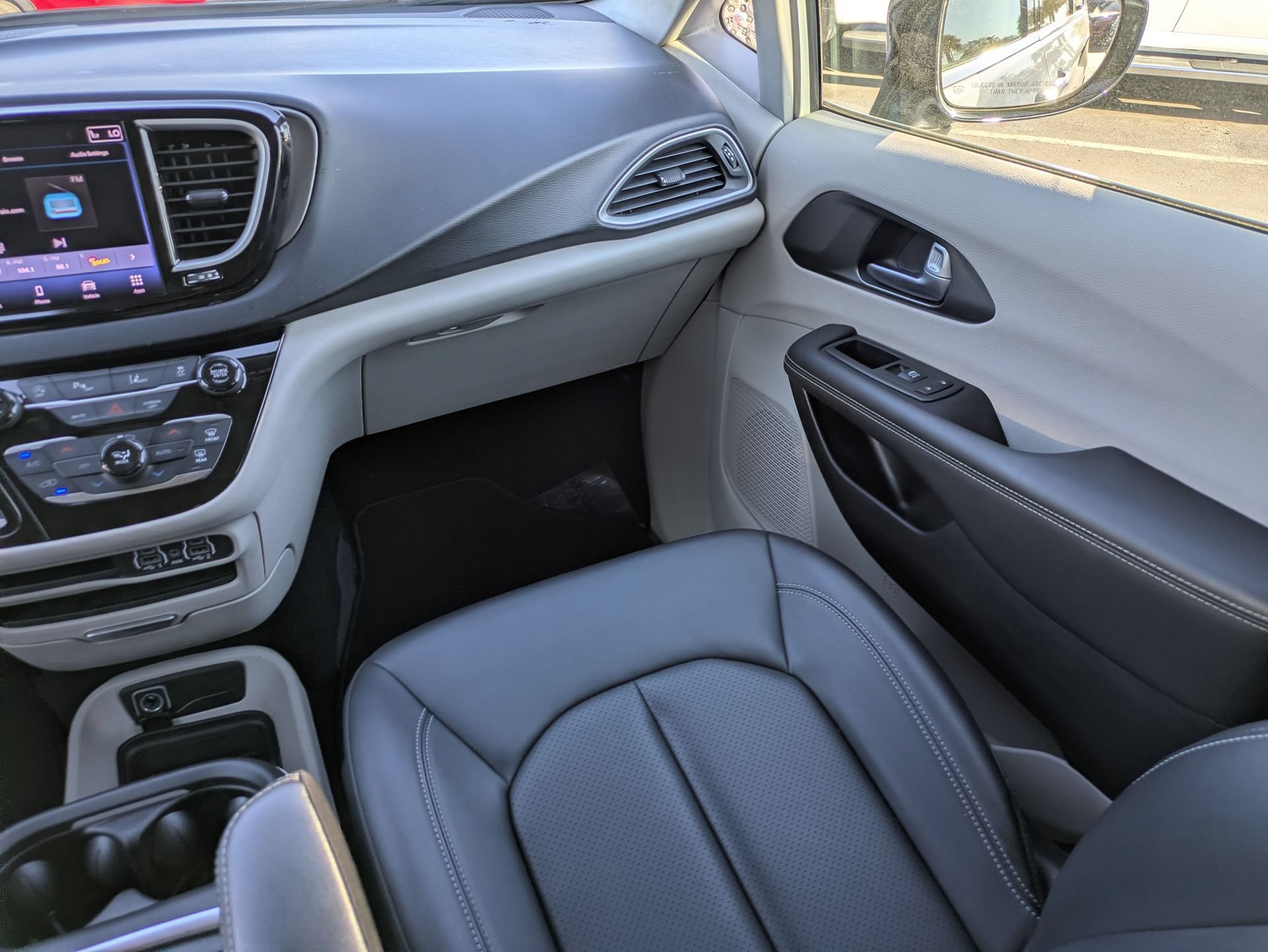 Used 2024 Chrysler Pacifica Touring-L FWD image 19
