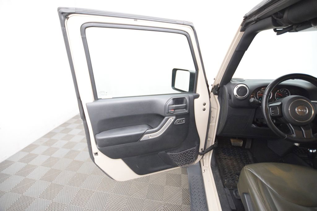 Used 2016 Jeep Wrangler Unlimited Sahara image 9