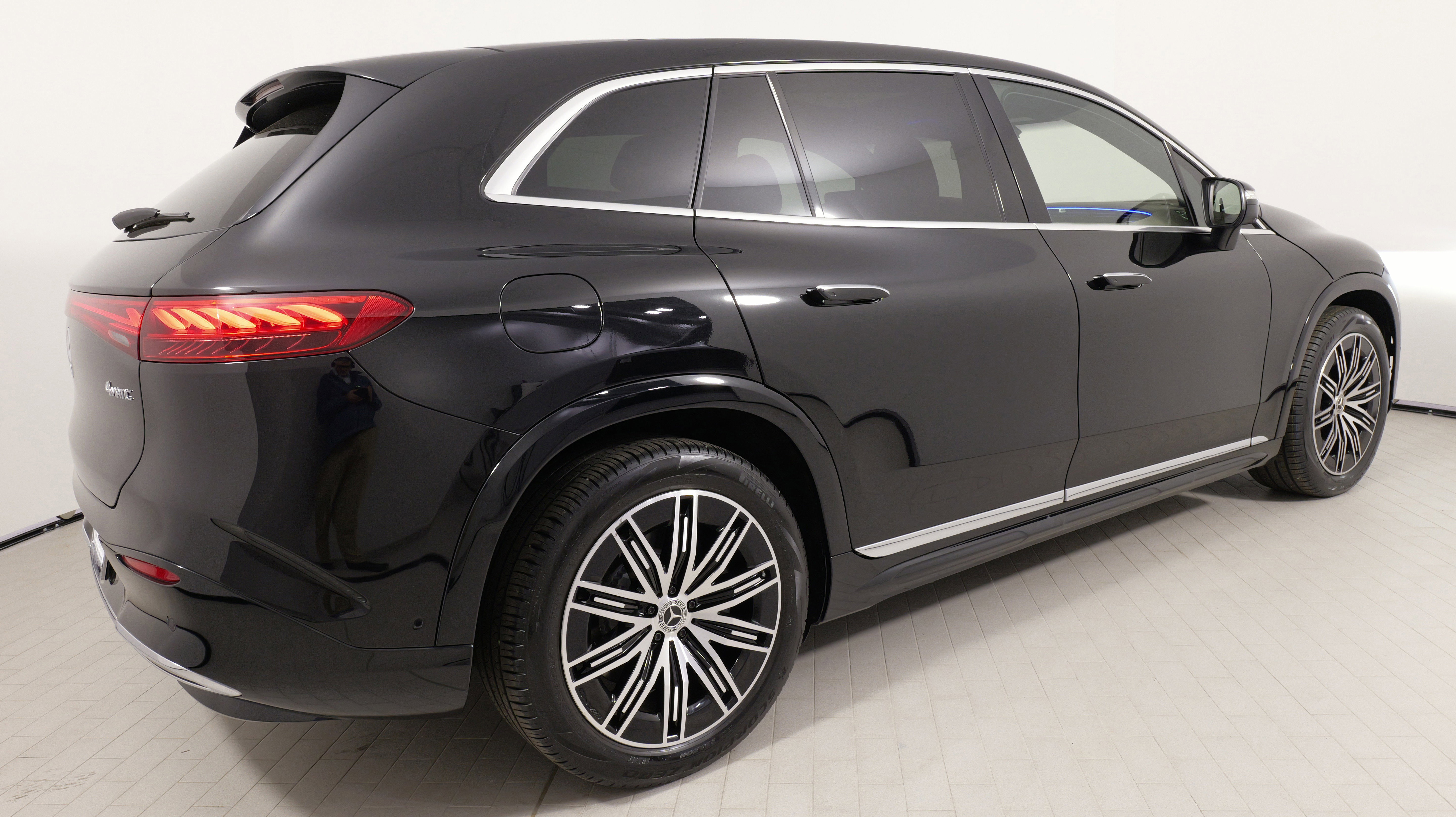 Used 2023 Mercedes-Benz EQS 580 4MATIC SUV image 11