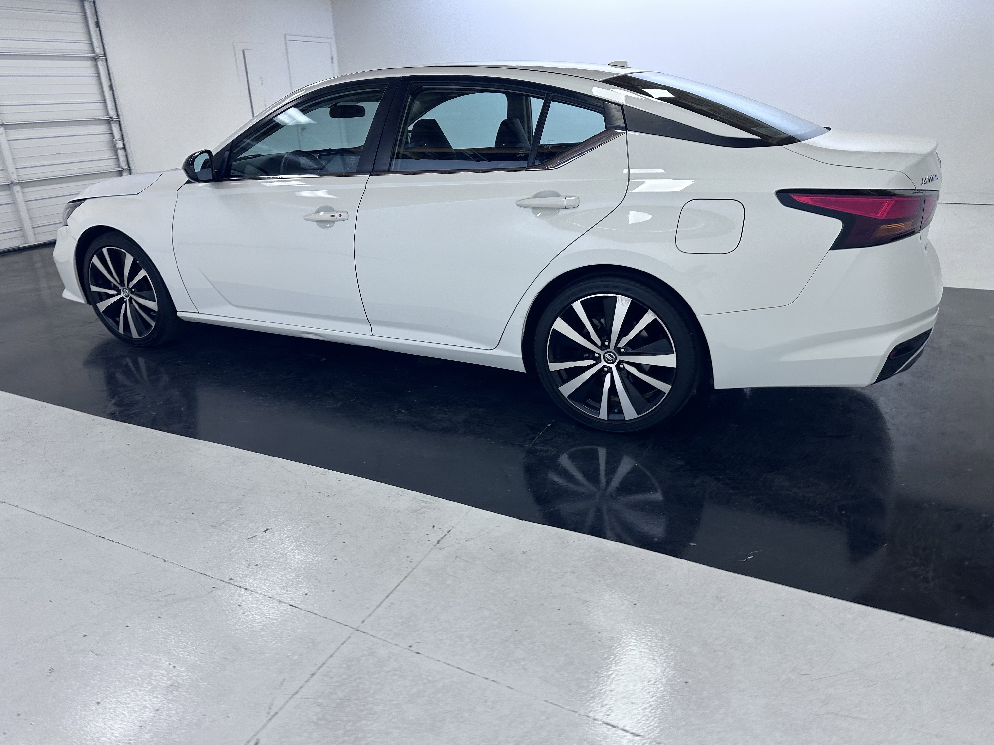 Used 2019 Nissan Altima 2.5 SR FWD image 9