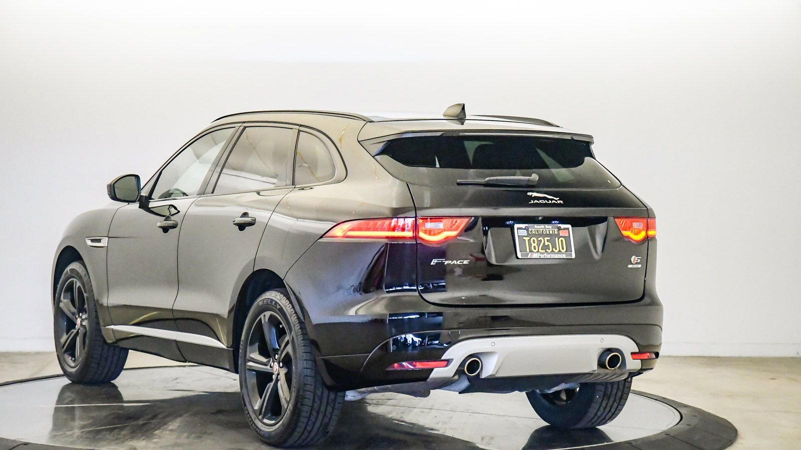Used 2019 Jaguar F-PACE S image 2