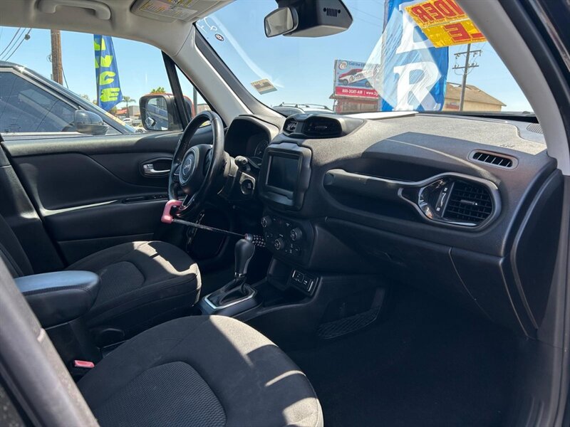 Used 2018 Jeep Renegade Altitude FWD image 20