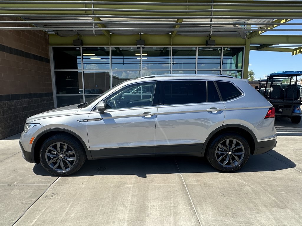 Used 2022 Volkswagen Tiguan SE w/ Panoramic Sunroof Package image 6