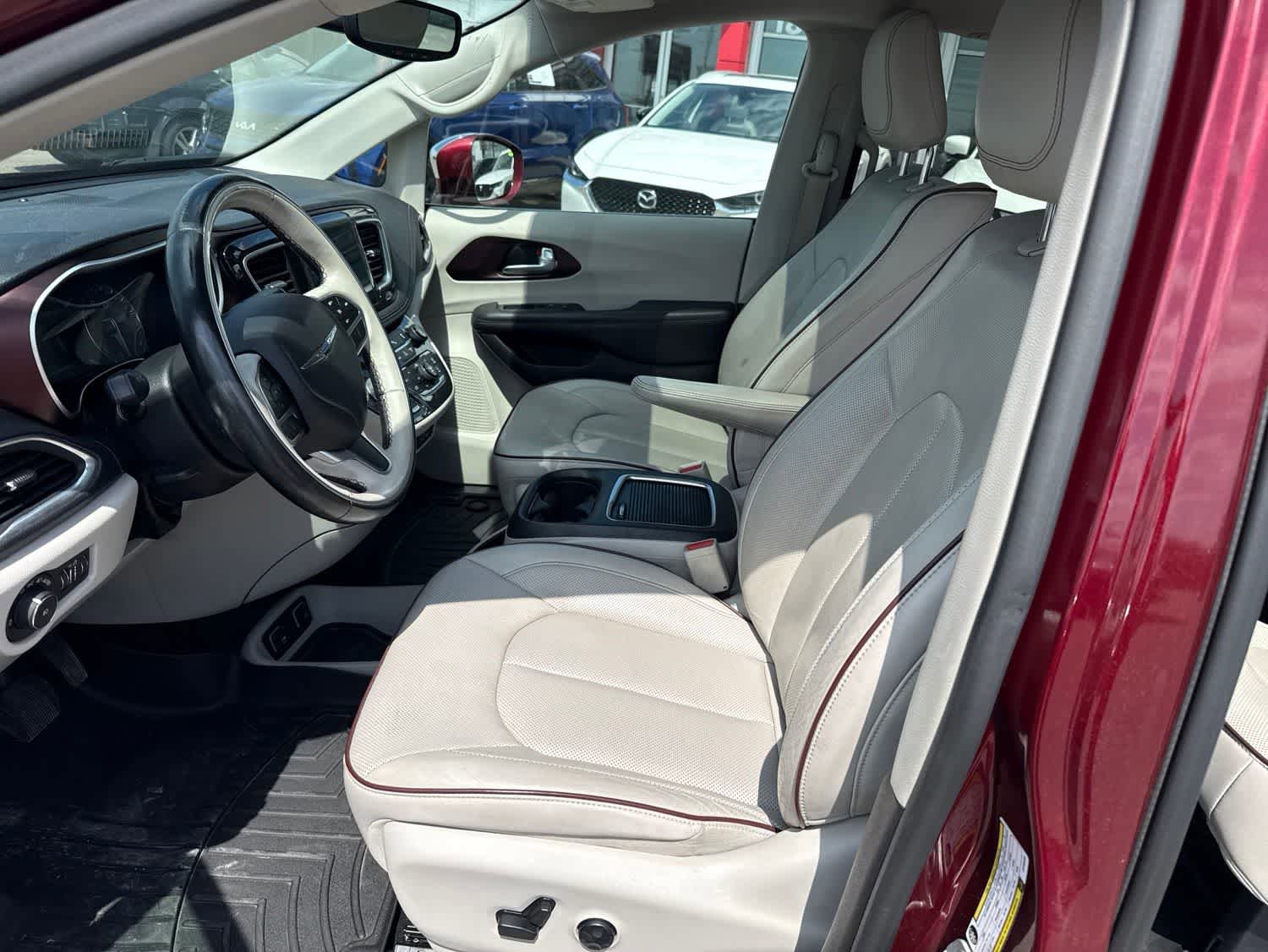 Used 2018 Chrysler Pacifica Limited w/ Tire & Wheel Group FWD image 13