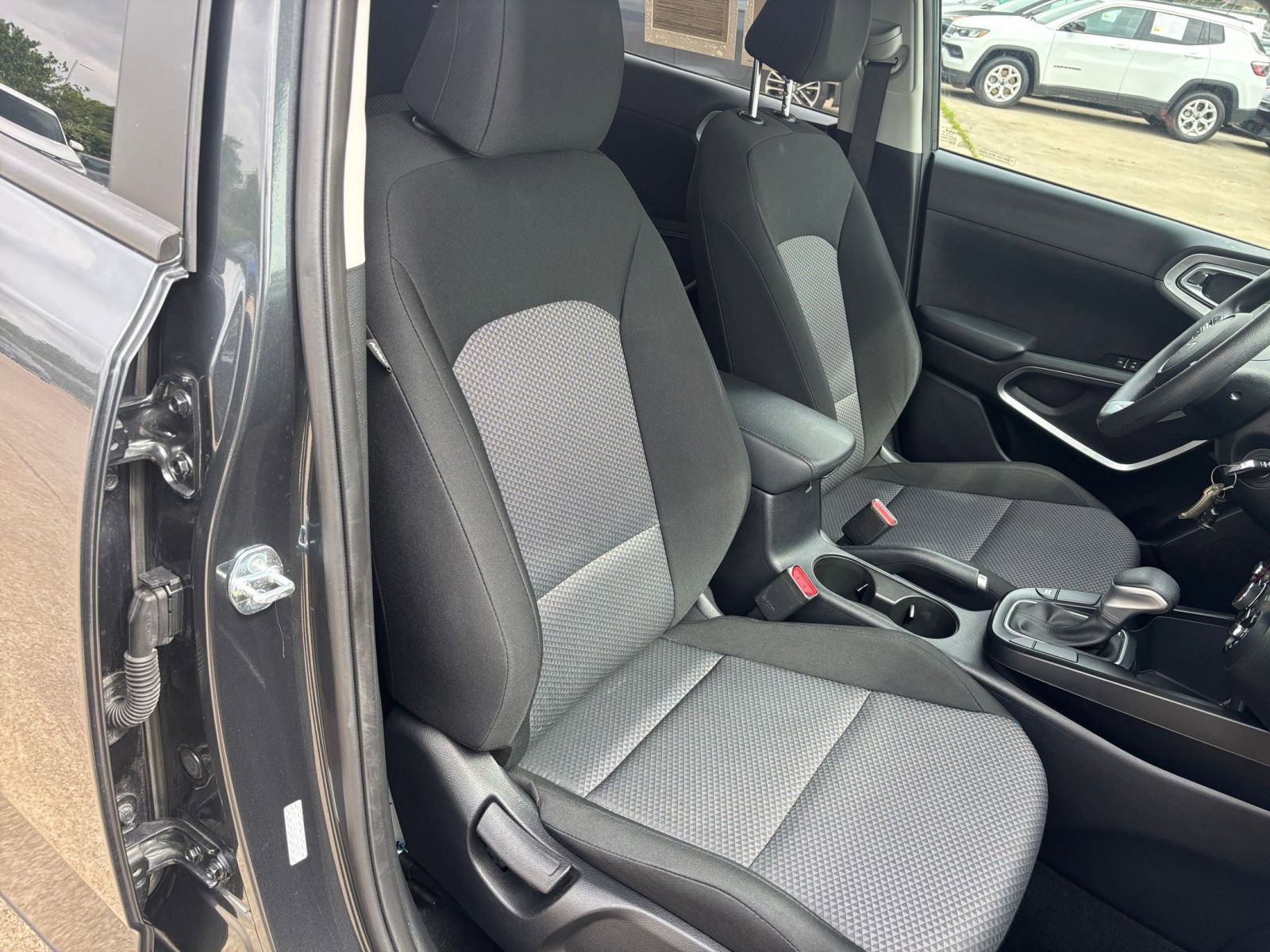 Used 2025 Kia Soul LX w/ LX Technology Package FWD image 34