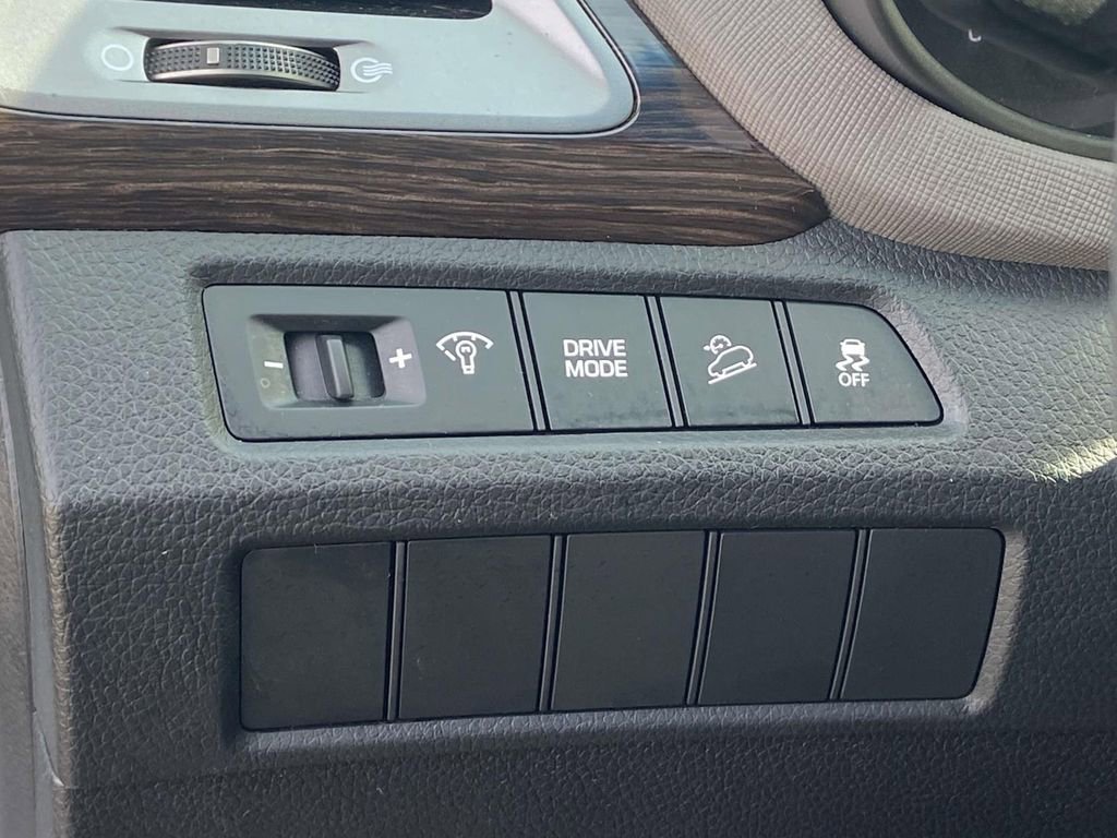 Used 2018 Hyundai Santa Fe Sport w/ 2.4L Value Package 02 FWD image 30