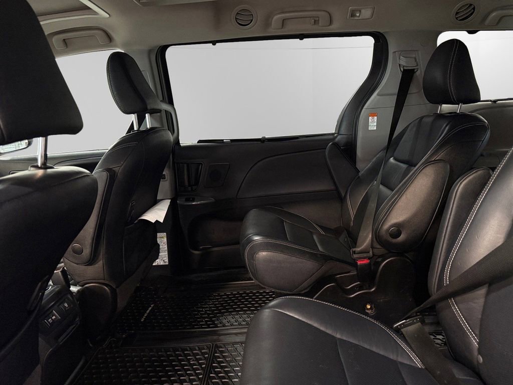 Used 2019 Toyota Sienna SE AWD/4WD image 18