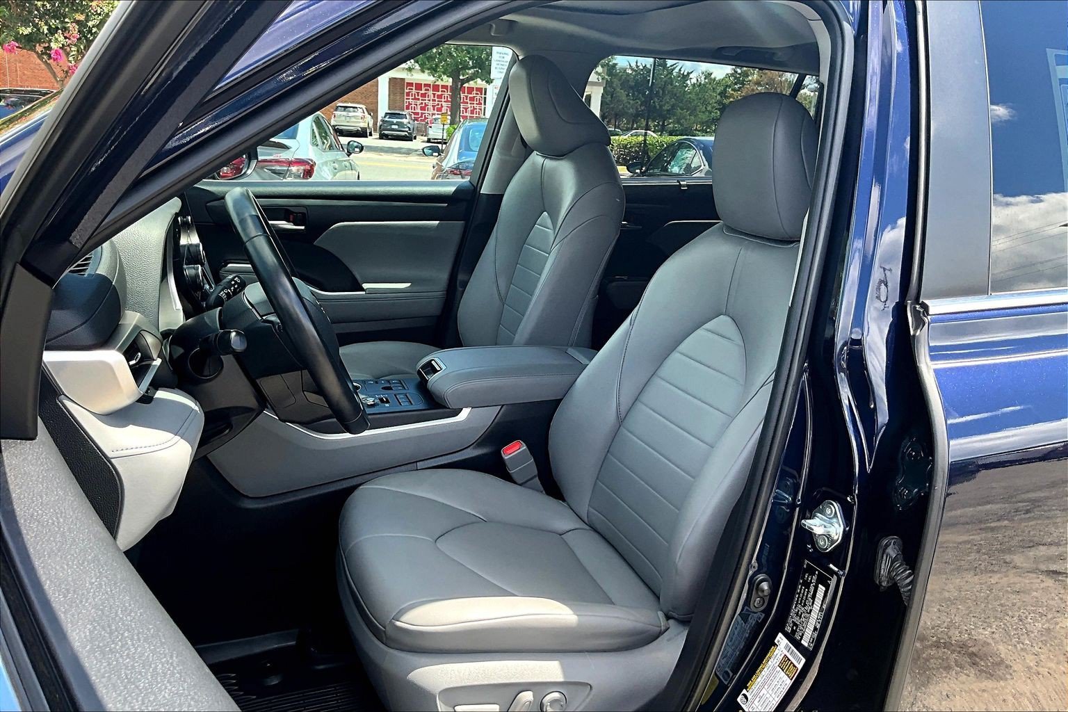 Used 2023 Toyota Highlander XLE AWD/4WD image 27