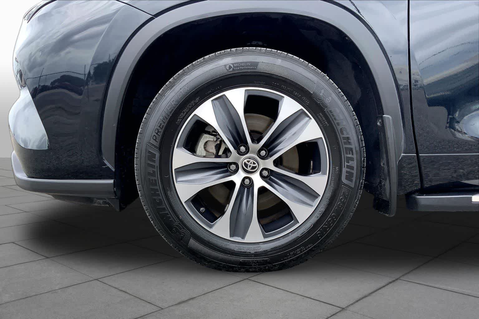 Certified 2024 Toyota Highlander XLE FWD image 11