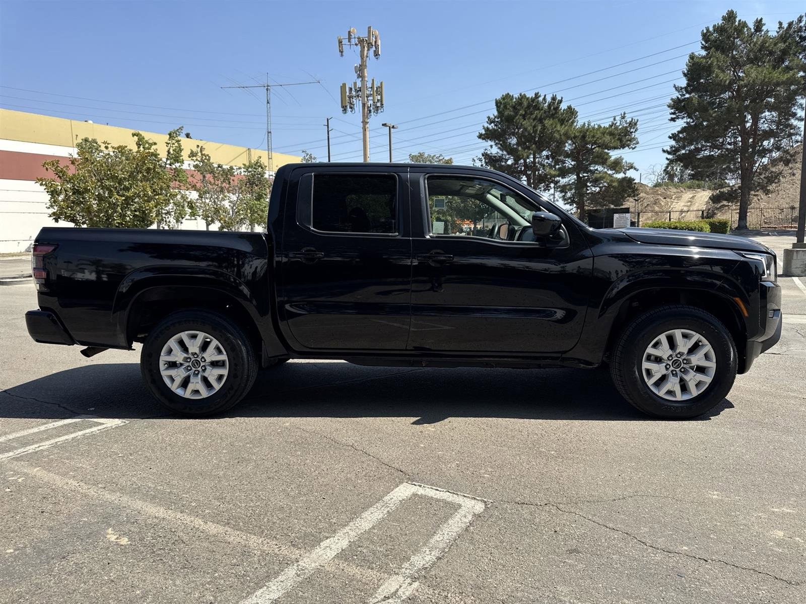 Used 2022 Nissan Frontier SV image 3