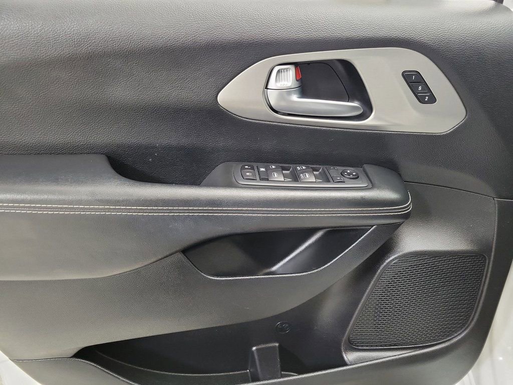 Used 2020 Chrysler Pacifica Touring-L w/ Advanced Safetytec Group image 17