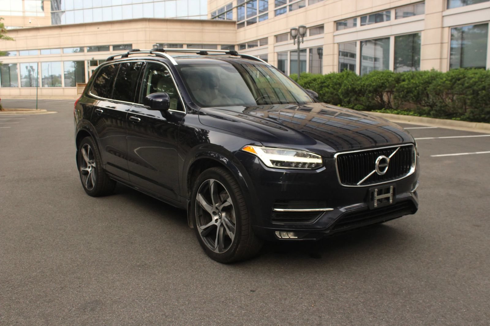 Used 2017 Volvo XC90 T6 Momentum AWD/4WD image 1