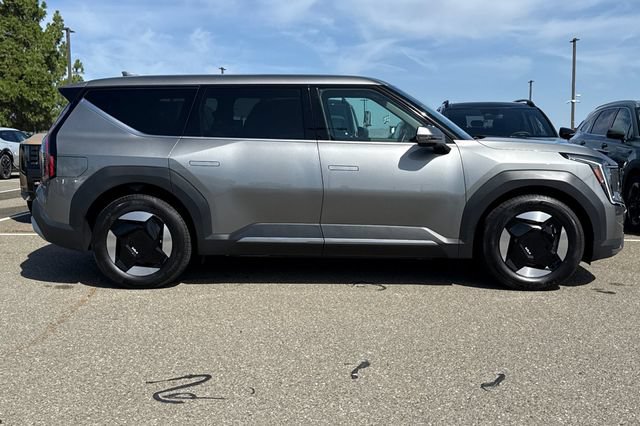 Certified 2024 Kia EV9 Light Long Range RWD image 3