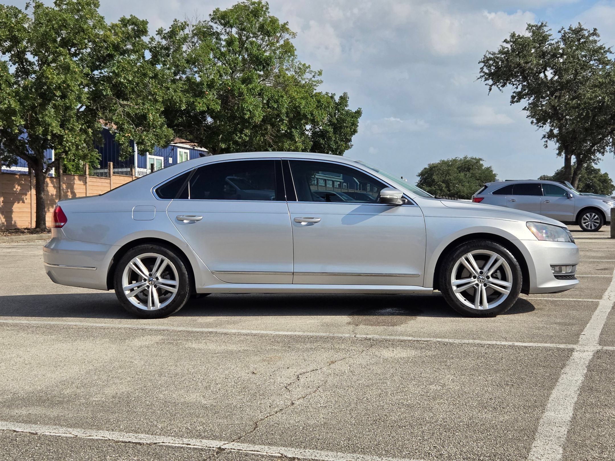 Used 2015 Volkswagen Passat 1.8T SEL Premium FWD image 2