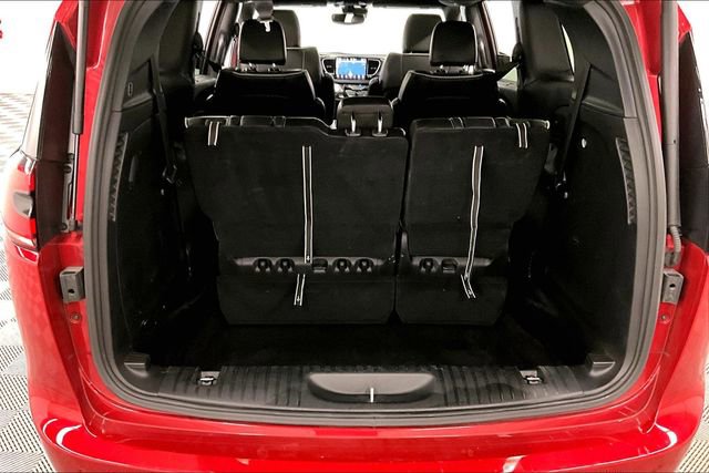Used 2025 Chrysler Pacifica Limited image 39