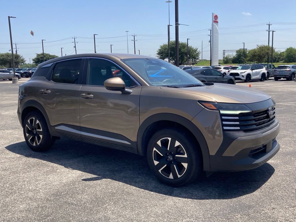 Used 2025 Nissan Kicks SV AWD/4WD image 3