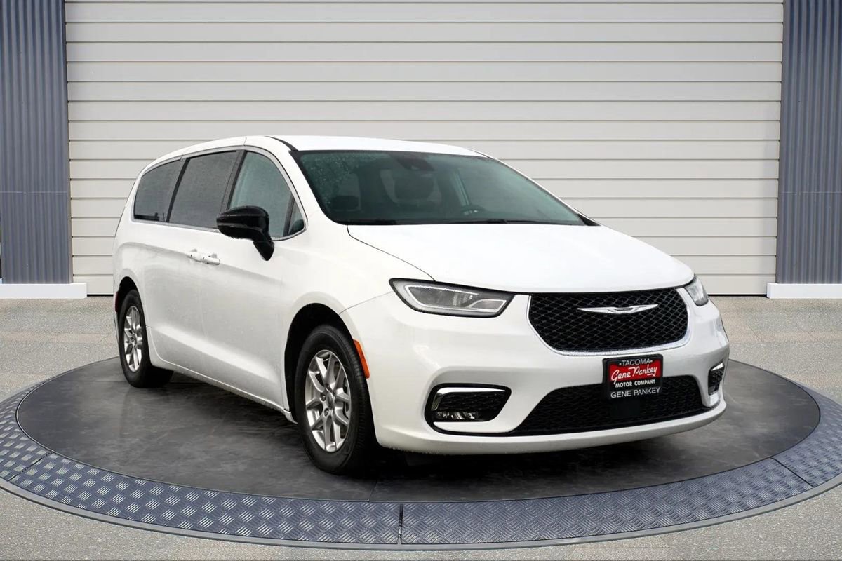 Used 2024 Chrysler Pacifica Touring-L