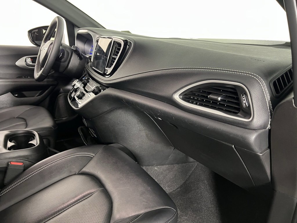 Certified 2024 Chrysler Pacifica Limited image 33