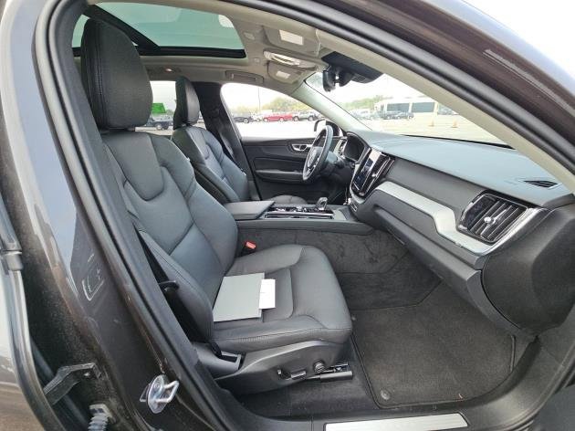 Certified 2025 Volvo XC60 B5 Plus image 8