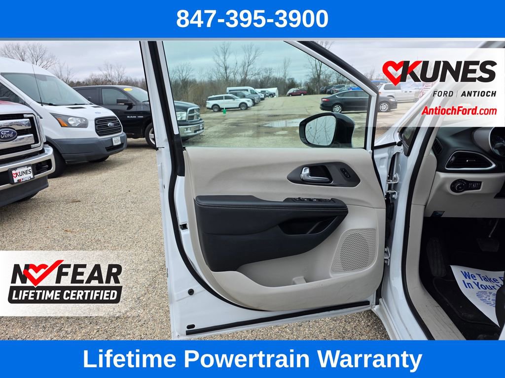 Used 2024 Chrysler Pacifica Touring-L FWD image 13