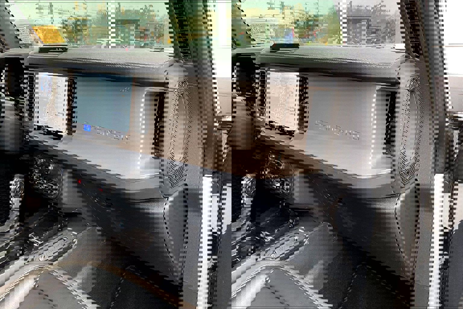 Used 2025 Ford Bronco Outer Banks image 15