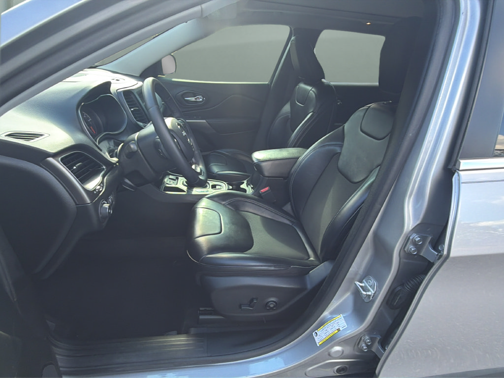 Used 2019 Jeep Cherokee Latitude Plus FWD image 10