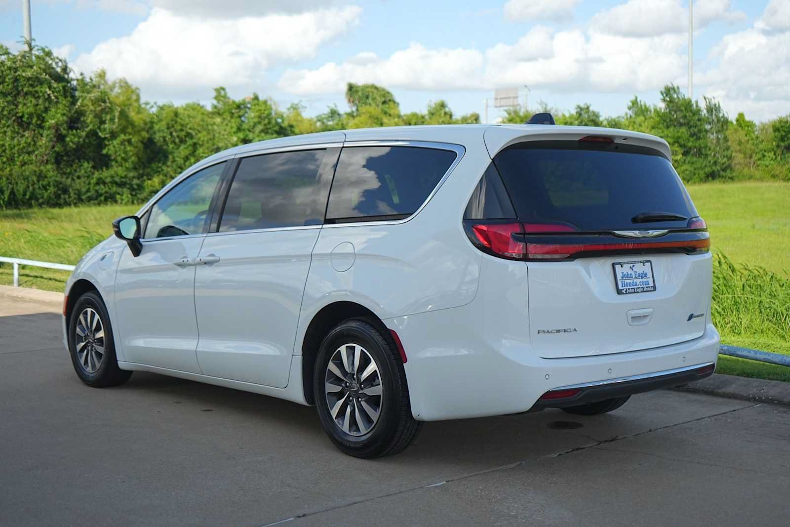 Used 2024 Chrysler Pacifica Limited FWD image 4