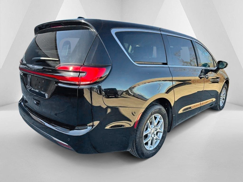 Used 2024 Chrysler Pacifica Touring-L image 7