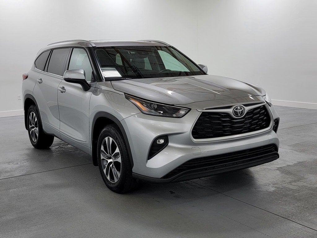 Used 2022 Toyota Highlander XLE AWD/4WD image 2