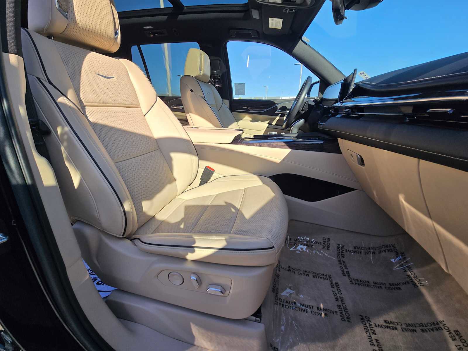 Used 2022 Cadillac Escalade Premium Luxury AWD/4WD image 16