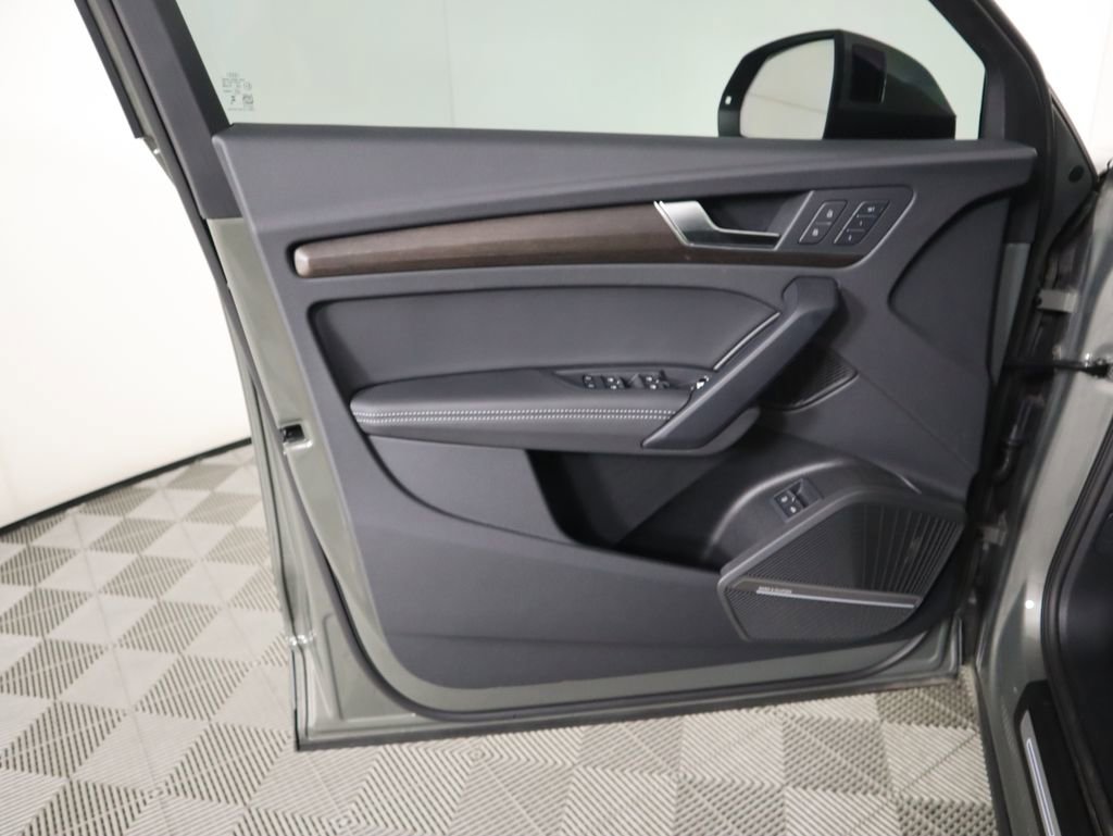 Used 2025 Audi Q5 e Premium Plus w/ Premium Plus Package image 26