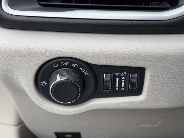 Used 2023 Chrysler Voyager LX image 13