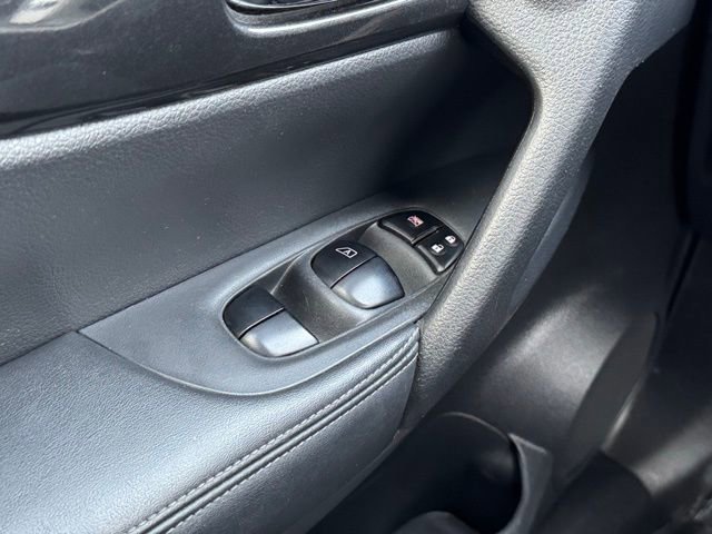 Used 2018 Nissan Rogue SV image 30