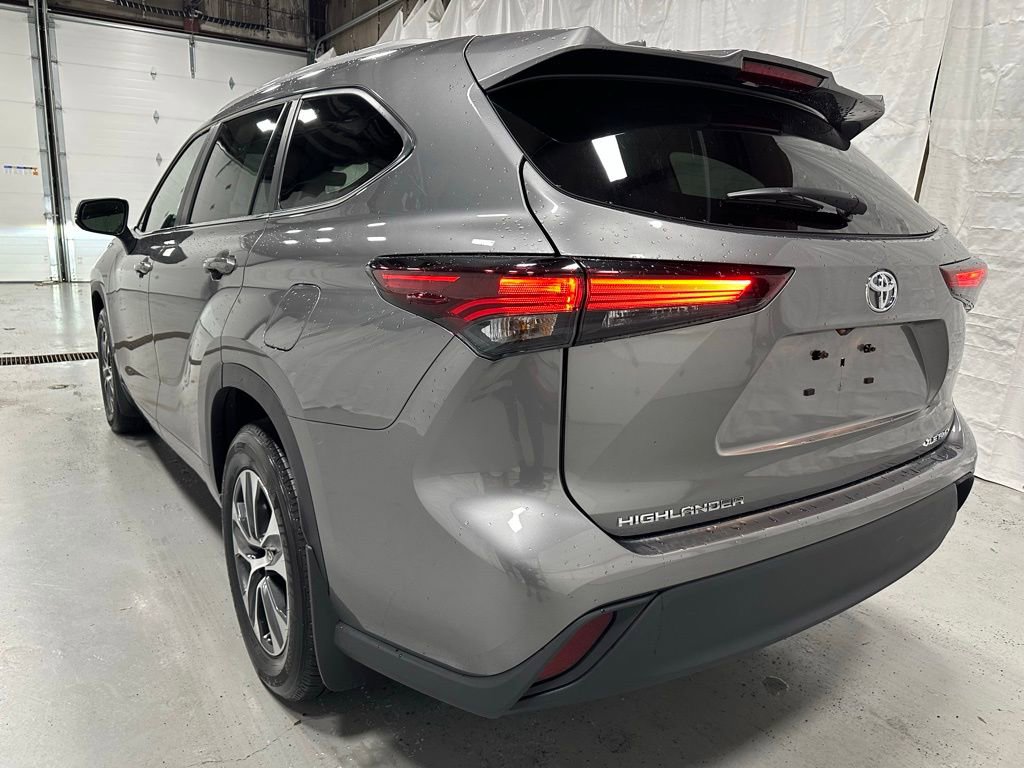 Used 2025 Toyota Highlander XLE image 5