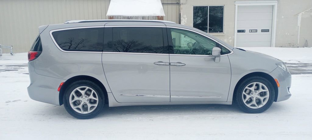 Used 2018 Chrysler Pacifica Touring-L Plus w/ Tire & Wheel Group image 10